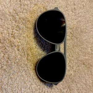 GoodR clubhouse close our gray aviator sunglasses